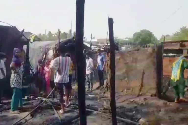 fire breaks out in slums yamunanagar