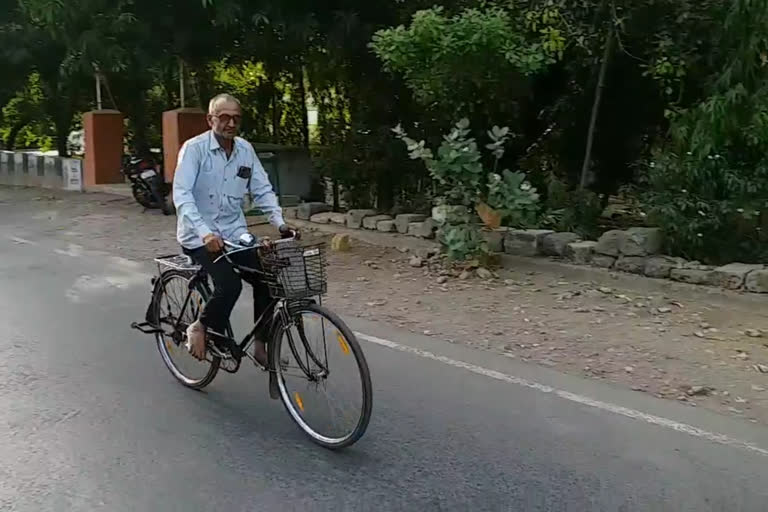 Gujarat: Junagadh man cycling for four decades, urges people to adopt healthy habit