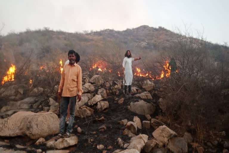 Fire on hill of Khonagorian in Jhalana forest area