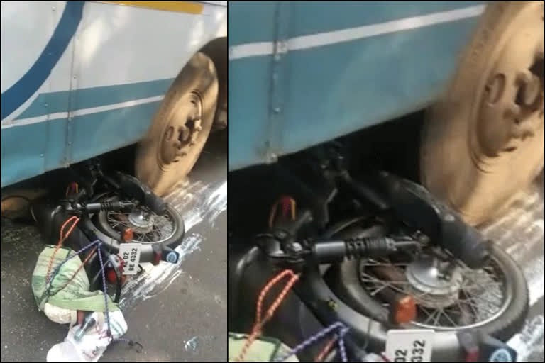 kollam theni ksrtc motor bike accident  കെഎസ്ആർടിസി ബസിന്‍റെ മുന്‍ചക്രത്തിലേക്ക് തെറിച്ചുവീണ ബൈക്ക് യാത്രികന്‍ രക്ഷപ്പെട്ടു  തേനിയില്‍ കെഎസ്ആർടിസി ബസിനടിയിൽപ്പെട്ട ബൈക്ക് യാത്രികൻ അത്ഭുതകരമായി രക്ഷപ്പെട്ടു  kollam theni ksrtc bus motor bike accident