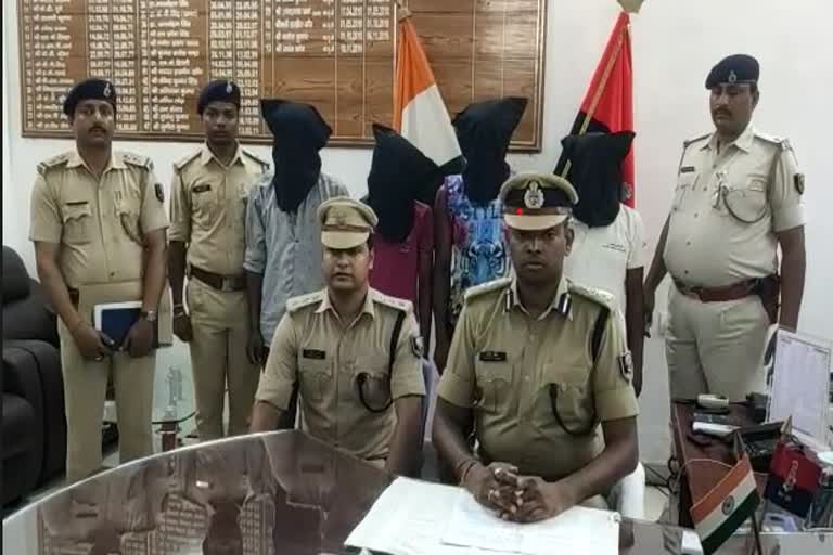 पुलिस ने चार लोगों को धर दबोचा