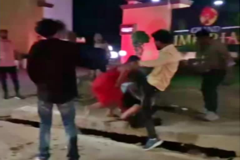 raipur boys and girls fighting viral Video  viral Video of Raipur private hotel located on VIP Road  Video of assault in VIP Road of Raipur  raipur fighting viral Video  ರಾಯ್​ಪುರದಲ್ಲಿ ಯುವಕರು ಯುವತಿಯರ ಮಧ್ಯೆ ಬಿಗ್​ ಫೈಟ್  ಛತ್ತೀಸ್​ಗಢದಲ್ಲಿ ಲೇಟ್​ ನೈಟ್​ ಪಾರ್ಟಿ ಗಲಾಟೆ  ರಾಯ್​ಪುರದಲ್ಲಿ ಪರಸ್ಪರ ಕಿತ್ತಾಡಿಕೊಂಡ ಯುವಕರು ಮತ್ತು ಯವತಿಯರು  ಛತ್ತೀಸ್​ಗಢ ಅಪರಾಧ ಸುದ್ದಿ