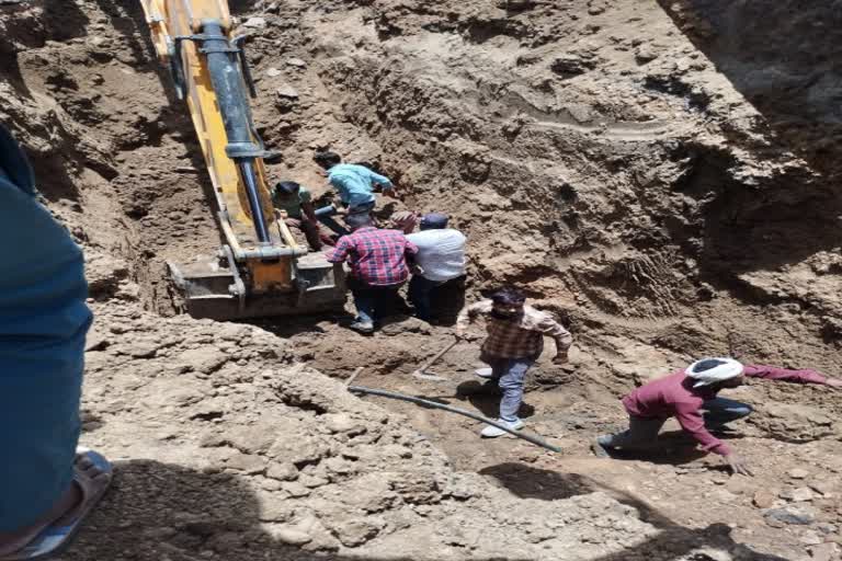 One worker dies due to soil collapse