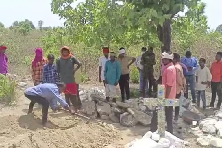 Madhya Pradesh Man buried as Christian exhumed  cremated as per Hindu rituals  Man buried as Christian exhumed cremated as per Hindu rituals  ക്രിസ്ത്യാനിയായി അടക്കം ചെയ്‌തയാളുടെ മൃതദേഹം പുറത്തെടുത്ത് ഹിന്ദു ആചാരപ്രകാരം സംസ്‌കരിച്ചു  മൃതദേഹം പുറത്തെടുത്ത് ഹിന്ദു ആചാരപ്രകാരം സംസ്‌കരിച്ചു  ദീതീരത്ത് നിന്ന് കണ്ടെടുത്ത മൃതദേഹം സംസ്‌കരിച്ചു  കാണാതായ ആൾ കുടുംബത്തിൽ പെട്ടയാളെന്ന് കരുതി സംസ്കരിച്ചു  ക്രിസ്ത്യാനിയായി അടക്കം ചെയ്‌തയാളുടെ മൃതദേഹം പുറത്തെടുത്തു  ക്രിസ്ത്യാനിയായി അടക്കം ചെയ്‌തയാളെ പുറത്തെടുത്ത് ഹിന്ദു ആചാരപ്രകാരം സംസ്‌കരിച്ചു