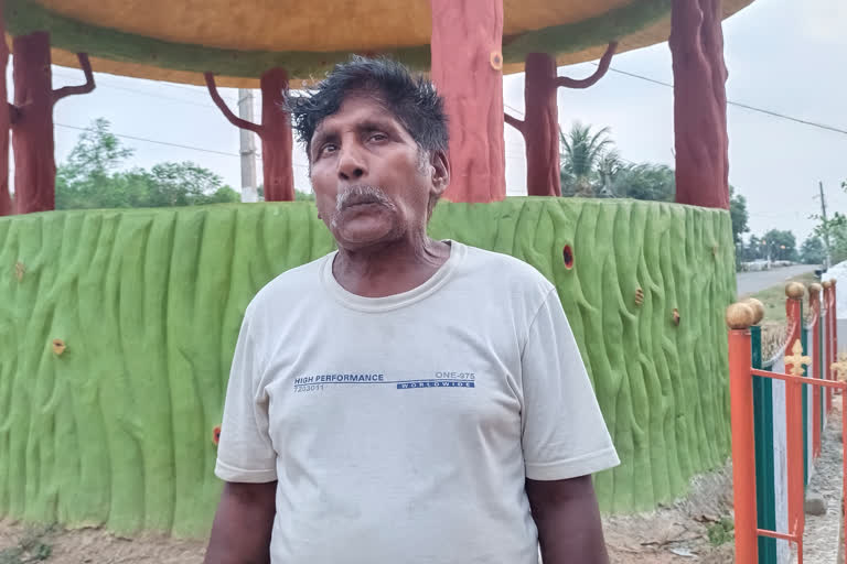 Strange hobby: Man eat sand for 35-40 years  know more about 68 old year Harilal  മണല്‍ ഭക്ഷിക്കുന്ന മനുഷ്യന്‍  ഒഡീഷയില്‍ മണല്‍ കഴിക്കുന്ന മനുഷ്യന്‍  sand eating man