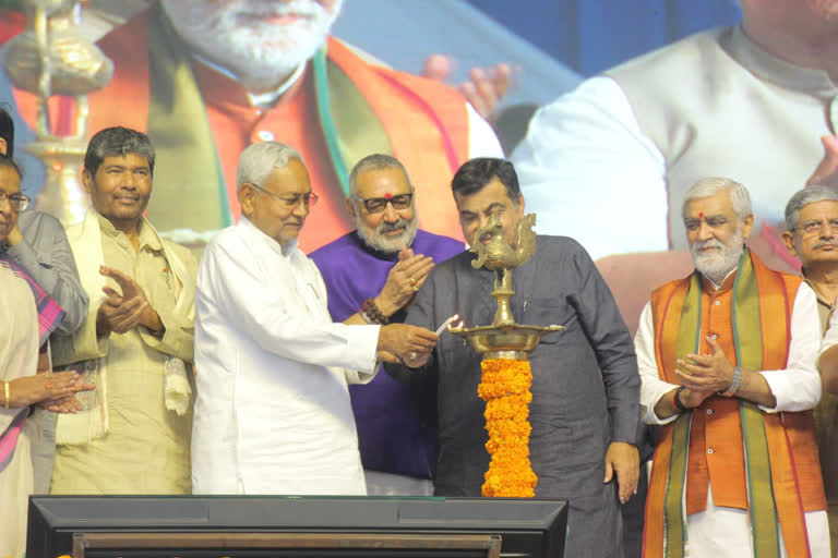 Union Minister Nitin Gadkari gave gifts to Jharkhand