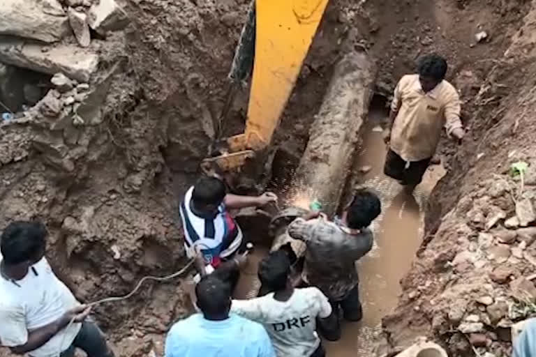 Worker Died while cleaning Mission Bhagiratha tank in khammam