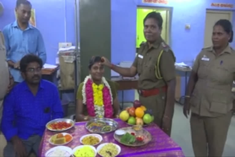 கர்ப்பிணியான பெண் காவலருக்கு சக காவலர்கள் நடத்திய வளையகாப்பு; குடும்பமாக வாழும் காவலர்கள்