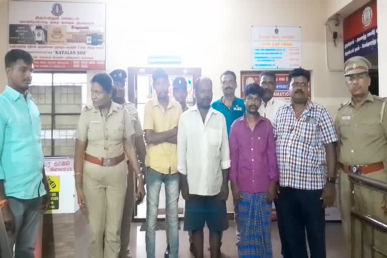 நீதிமன்ற ஊழியரிடம் உதவி செய்வது போல் நடித்து பணம் கொள்ளை - மூன்று பேர் கைது