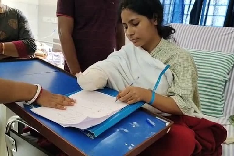 Woman whose right wrist was cut off starts writing with her left hand in Durgapur  Husband cuts off wifes hand to prevent her from going to work  Durgapur Husband cuts off nurse wife hand  ഭാര്യ ജോലിക്ക് പോകാതിരിക്കാൻ കൈപ്പത്തി വെട്ടിമാറ്റി ഭർത്താവ്  ഇടതുകൈകൊണ്ട് എഴുതി പരിശീലിച്ച് ദുർഗാപൂർ നഴ്‌സ്  ദുർഗാപൂർ നഴ്‌സ് കൈ വെട്ടി മാറ്റിയ സംഭവം  പശ്ചിമ ബംഗാൾ ഭർത്താവ് ഭാര്യയുടെ കൈപ്പത്തി വെട്ടിയ സംഭവം  ഭാര്യ ജോലിക്ക് പോകുന്നത് തടയാൻ കൈവെട്ടി  സർക്കാർ ജോലിക്ക് പോകുന്നത് തടയാൻ വലതു കൈപ്പത്തി മുറിച്ചു  രേണു ഖാത്തൂൺ ഷേർ മുഹമ്മദ് ദുർഗാപൂർ വാർത്ത  Renu Khatoon Sher Muhammad Durgapur News