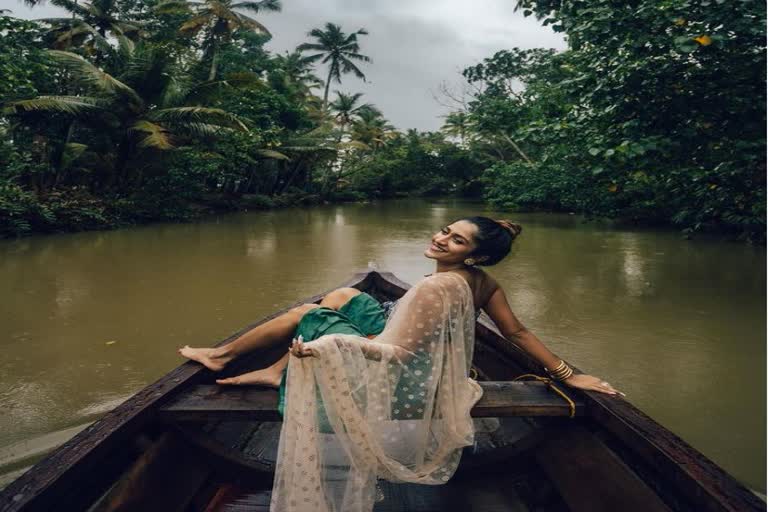 Skating in Saree Video