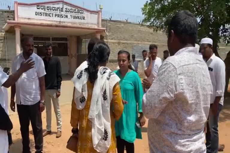 clash between lady congress activists in tumkur