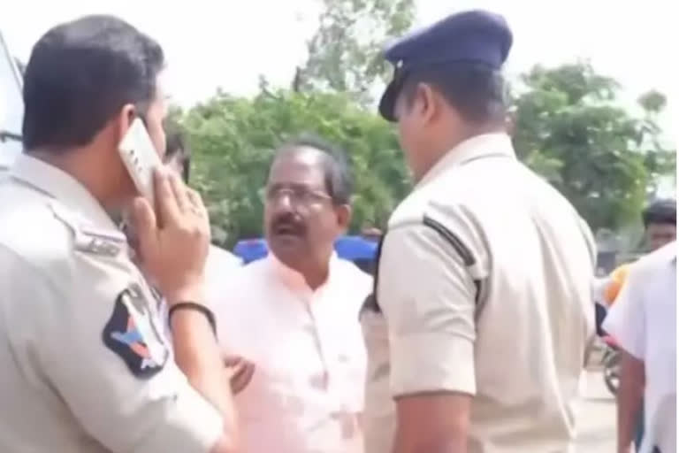 AP BJP chief pushes cop, uses rough language for not letting him visit violence-hit Amalapuram