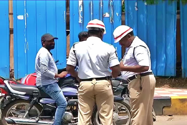 Traffic inspector assaulted over issuing challan in Delhi; six arrested