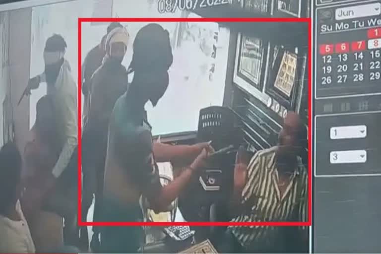 ROBBERY CCTV FOOTAGE MISCREANTS TRIED TO ROB A JEWELER SHOP IN SHIVALIK NAGAR HARIDWAR