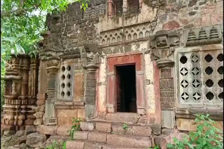 the-gopalakrishna-temple-of-the-rashtrakuta-era-ruined-in-athani