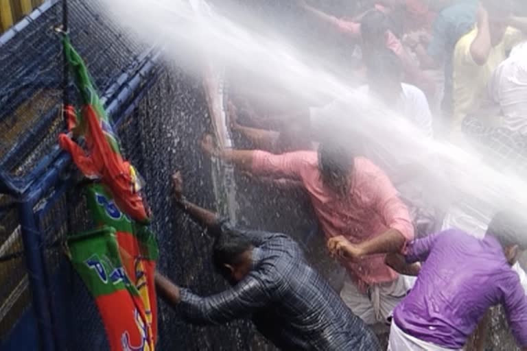 yuvmorcha march to kottayam collectorate  Police used water cannon in yuvmorcha march  കോട്ടയം കലക്‌ടറേറ്റ് യുവമോർച്ച മാർച്ച്  യുവമോർച്ച മാർച്ച് പൊലീസ് ജലപീരങ്കി പ്രയോഗിച്ചു