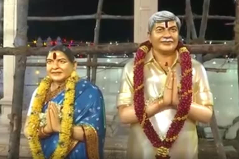 Granthi Kantarao set up his father's statue in Telangana