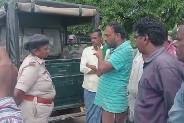 Farmers of Hundipura village in Gundlupet taluk who were tired of elephant attacks