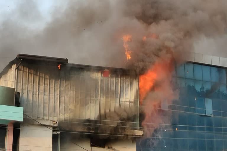 massive-fire-broke-out-in-auto-parts-shop-in-kanker