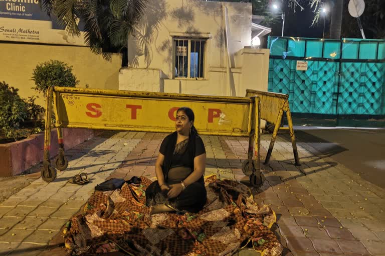 woman Congress leader protest at Kamal Nath residence