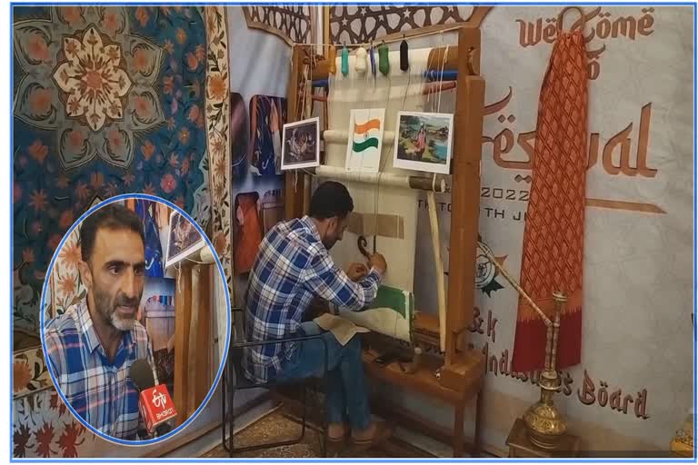 kashmiri-artisan-weaves-national-flag-on-carpet-wants-his-flag-to-be-hoisted-over-red-fort-in-delhi