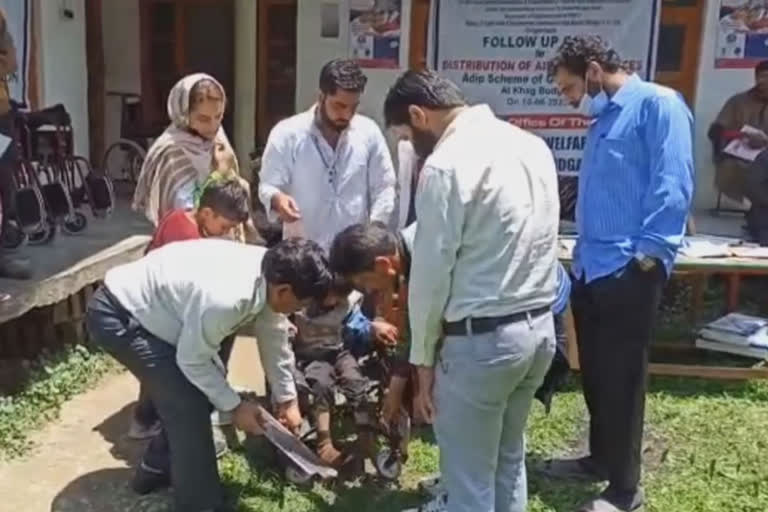 Distribution of equipment among the disabled in Srinagar