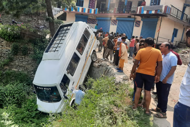 Tempo off road at Tilwara Ghansali motorway