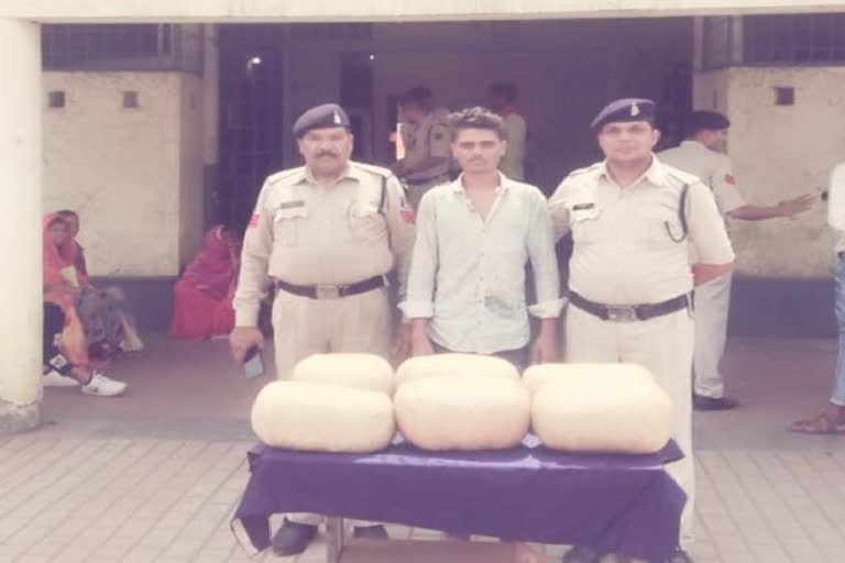 raipur police caught ganja smuggler in urla area