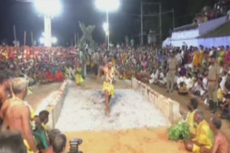 திரௌபதியம்மன் கோவில் பூக்குழி திருவிழா;  பூக்குழி இறங்கிய பக்தர்கள்