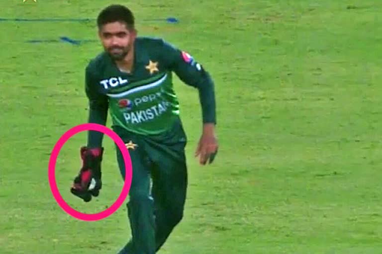 Babar Azam  Pakistan vs West Indies 2nd ODI  Captain Babar came on the field wearing gloves  Pakistan was fined five runs  ICC  PCB  बाबर आजम  पाकिस्तान  विकेटकीपिंग ग्लव्स  पाकिस्तानी टीम पर 5 रनों की पेनाल्टी