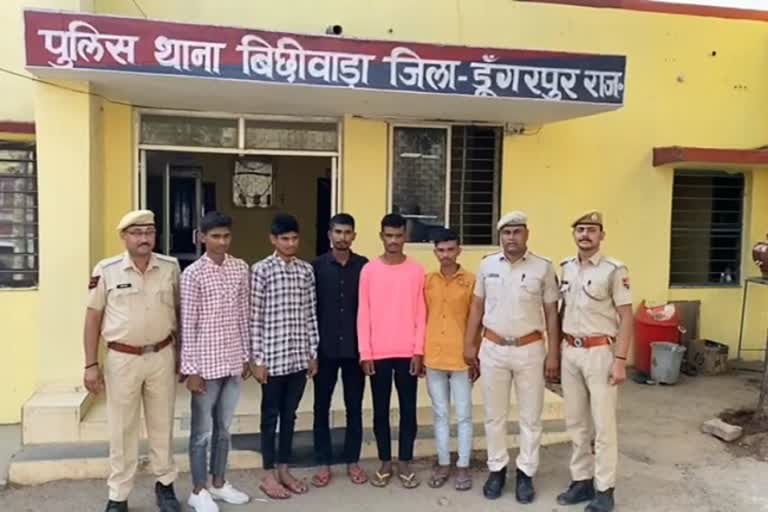 5 accused arrested stealing English liquor