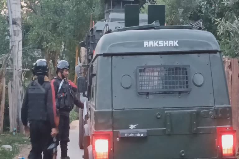 encounter in  drabgam pulwama, security forces on the job