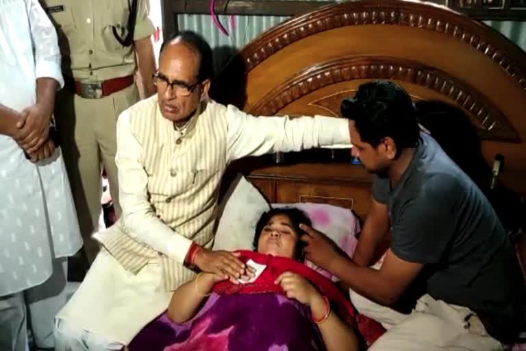 CM Shivraj met victim