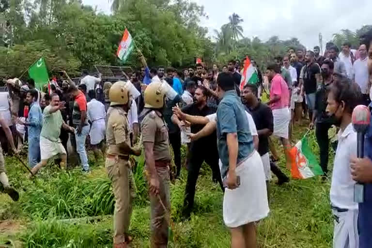 Widespread protest against Pinaray Vijayan  protest against Pinaray Vijayan in Kuttipuram  കുറ്റിപ്പുറത്ത് മുഖ്യമന്ത്രിക്കെതിരെ വ്യാപക പ്രതിഷേധം  കുറ്റിപ്പുറം പൊന്നാനി റോഡില്‍ ഗതാഗതം നിരോധിച്ചു  കുറ്റിപ്പുറം മിനി പമ്പയില്‍ യൂത്ത് കോണ്‍ഗ്രസ് പ്രതിഷേധം