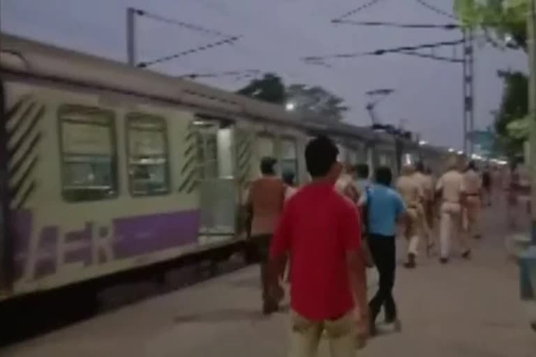 prophet row latest  mob attacks train in west bengal  west bengal train attacked  nupur sharma remarks against prophet  നുപുര്‍ ശര്‍മ വിവാദ പരാമര്‍ശം  പശ്ചിമ ബംഗാള്‍ പ്രതിഷേധം  പ്രവാചക നിന്ദ പ്രതിഷേധം  പശ്ചിമ ബംഗാള്‍ ട്രെയിന്‍ നശിപ്പിച്ചു