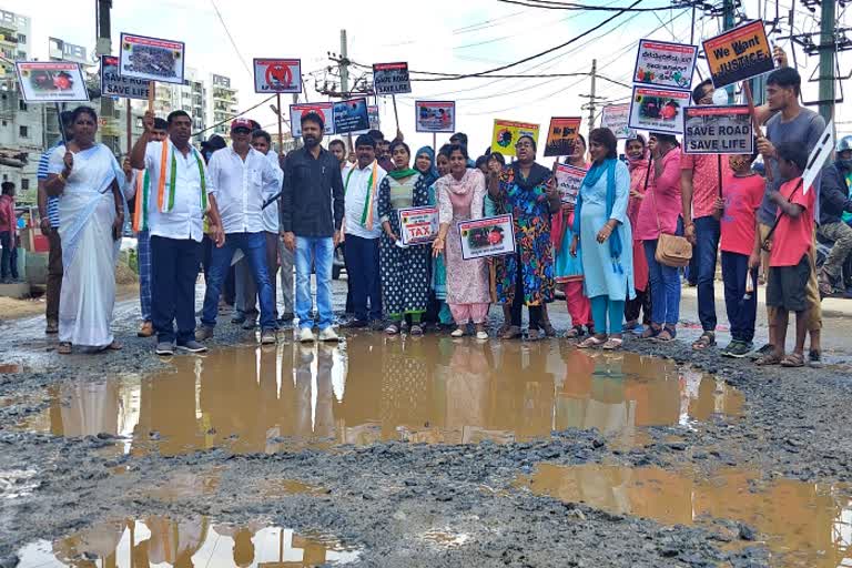 congress-and-people-protest-about-the-dirty-road-in-mahadevapura