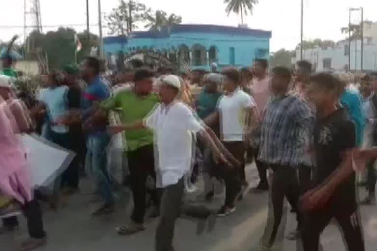 Mob attacks train in Nadia Bengal