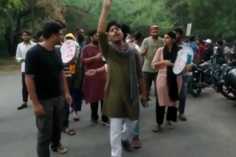 प्रयागराज में चला बुलडोजर, JNU में हुआ प्रदर्शन