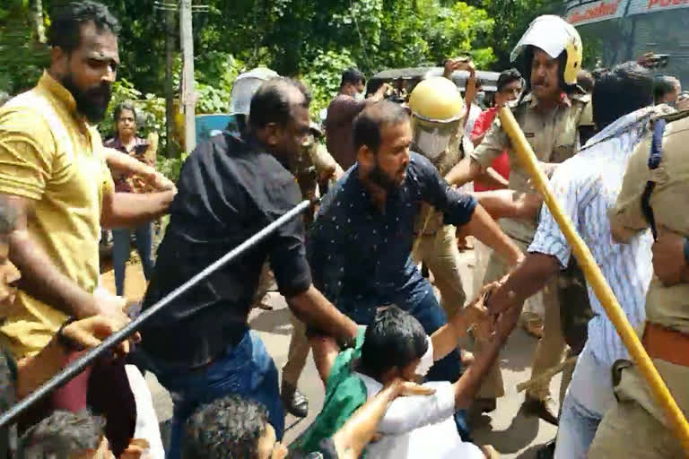 youth congress protest in kannur against pinarayi vijayan  youth congress protest  youth congress protest in kannur  ജലപീരങ്കി പണിമുടക്കി ഗത്യന്തരമില്ലാതെ ലാത്തി വീശി പൊലീസ്  മുഖ്യമന്ത്രിക്കെതിരെ പ്രതിഷേധം  മുഖ്യമന്ത്രിക്കെതിരെ കണ്ണൂരിൽ കടുത്ത പ്രതിഷേധം  യുഡിഎഫ് പ്രവർത്തകർക്കെതിരെ പൊലീസ് ലാത്തി ചാർജ്  കില തളിപ്പറമ്പ് ക്യാമ്പസിൽ ഉദ്ഘാടനത്തിനെത്തി മുഖ്യമന്ത്രി  മുഖ്യമന്ത്രിയുടെ സുരക്ഷ  മുഖ്യമന്ത്രി തങ്ങിയ ഗസ്റ്റ് ഹൗസിലേക്ക് മാർച്ച് നടത്തി യൂത്ത് കോൺഗ്രസ്  തളിപ്പറമ്പ് താലൂക്ക് ആശുപത്രിക്ക് മുന്നിൽ നിന്ന് പ്രതിഷേധ പ്രകടനം  യൂത്ത് ലീഗ് യൂത്ത് കോൺഗ്രസ് പ്രവർത്തകരെ ഉദ്ഘൊടന വേദിക്ക് 100 മീറ്റർ അകലെ പോലീസ് ബാരിക്കേട് വച്ച് തടഞ്ഞു  യൂത്ത് ലീഗ് യൂത്ത് കോൺഗ്രസ് പ്രവർത്തകരെ ലാത്തി വീശി പൊലീസ്  100 ലധികം പേർ പൊലീസ് കസ്റ്റഡിയിൽ