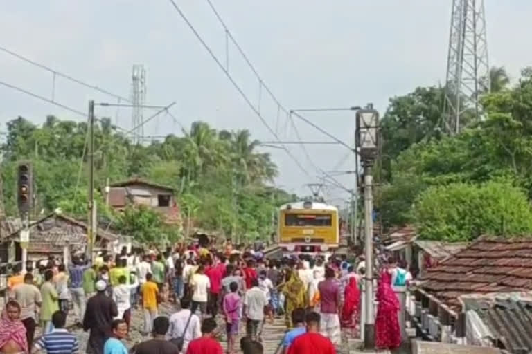 Rail blockade in Sealdah-Hasnabad line on Prophet Remarks Row