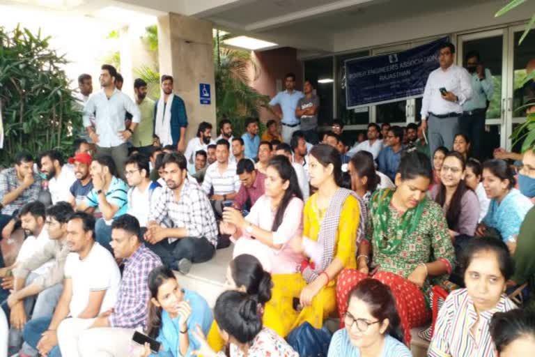 Junior engineers started agitation on Vidyut Bhawan