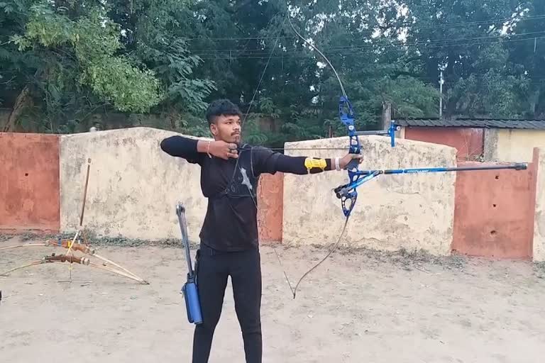 Father and son teach archery in Korba