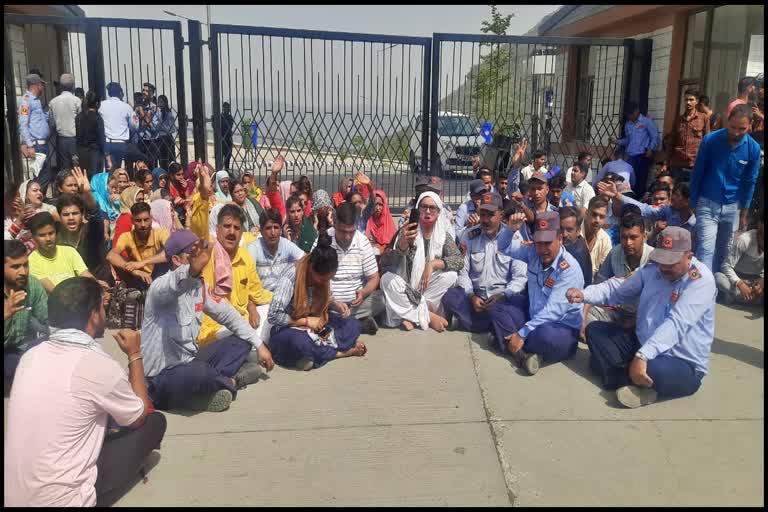 Protest of security guard in Bilaspur AIIMS