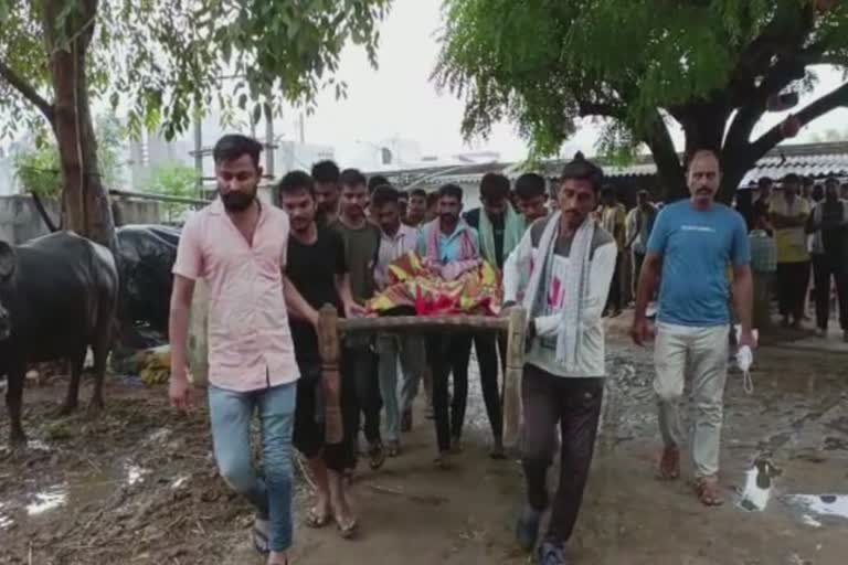 Teenager killed in lightning strike in Patan : વીજળી પ઼ડતાં જિલ્લામાં નોંધાયું આ બીજું મોત, શું ઘટના બની જૂઓ