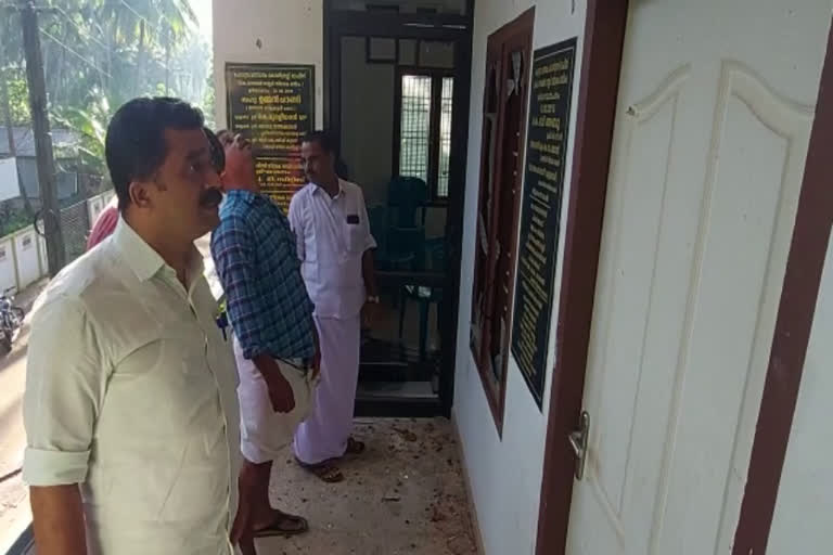 congress office attacked at kozhikode  congress  congress office attacked  കോഴിക്കോട് കോൺഗ്രസ് ഓഫിസുകൾക്ക് നേരെ ആക്രമണം  കോൺഗ്രസ്  DYFI  congress against DYFI