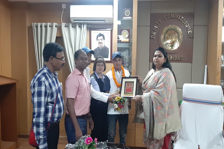 Hazaribag DC honored athlete Sadanand Kumar for making national record in running