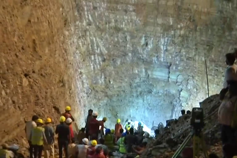 chhattisgarh-rescue-operation-underway-to-save-12-year-old-boy-trapped-in-borewell