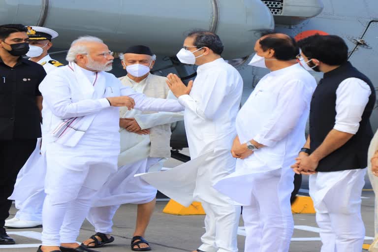 Aditya Thackeray receive pm modi