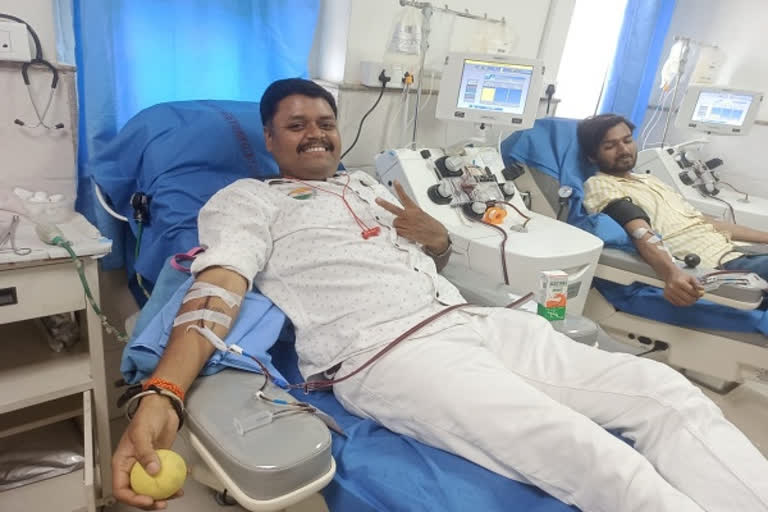 World Blood Donor Day: A youth of Varanasi donated blood 137 times so far